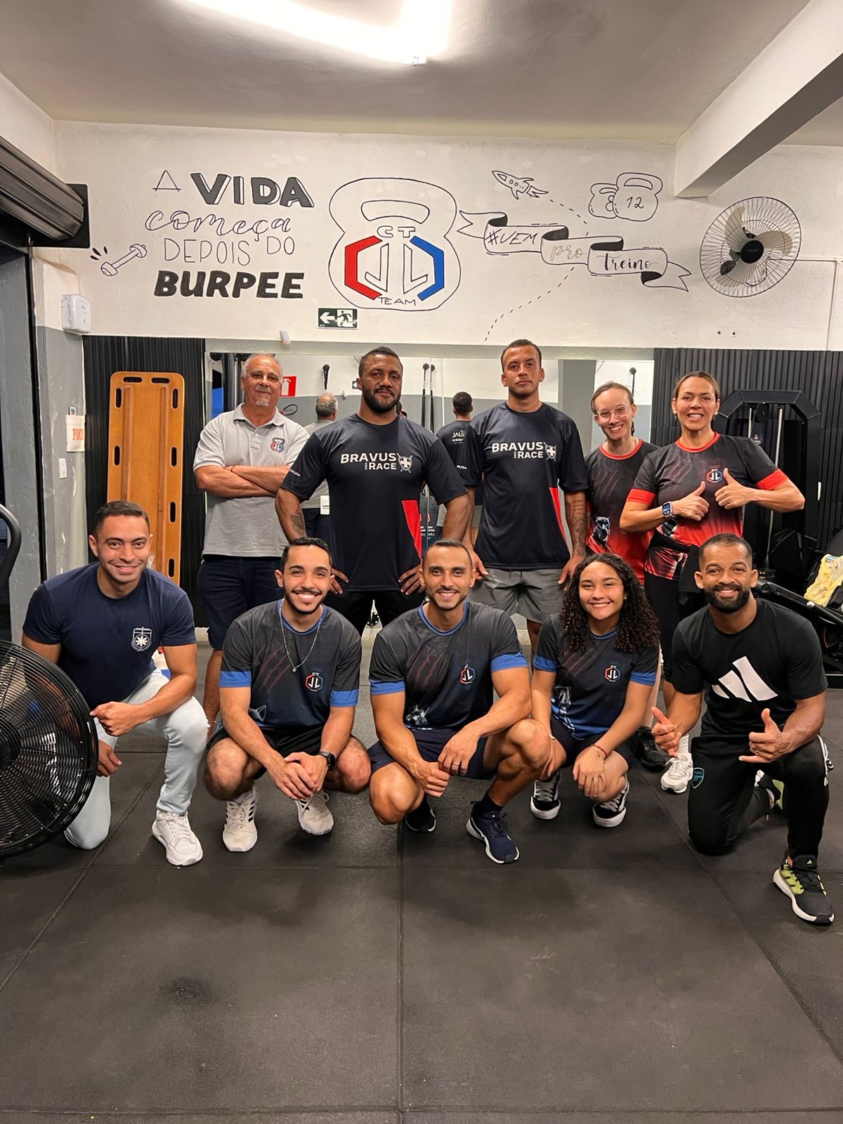 Foto do grupo após treinamento em academia de CrossFit